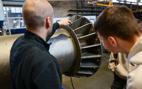 Praktikum beim Metallbauer Huhle: Facharbeiter erklärt, worauf beim Schweißen zu achten ist.