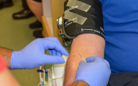 Person spendet Blut, Aktion der Lajna Imaillah