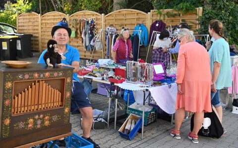 1. Nordenstädter Hofflohmarkt, Wolfgang Heitzel mit Leierkasten in der Eichelhäherstraße