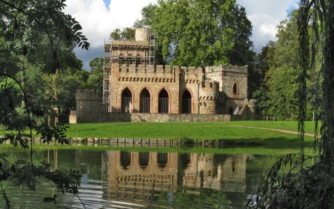 Mosburg im Biebrucher Schlosspark am Weiher gelegen