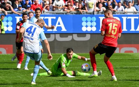 Missglückte Abwehr im Fünfmeterraum. Max Reinthaler bekommt den Ball ans Schienbein, der Ball landet im Tor.