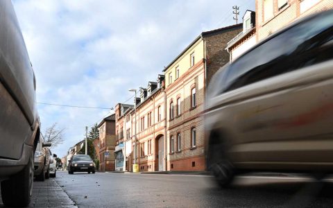 Ein Auto fährt schnell durch Bierstadt. Ist Wiesbaden wirklich so autolastig? Mobilität: Wie bewegen wir uns im Alltag!