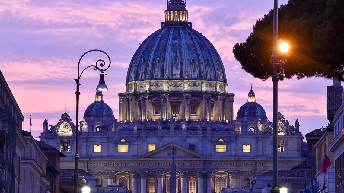 Vatikan, Rom. Steigt weißer Rauch auf, steht ein neuer Wahlgang an. Steigt schwarzer Rauch auf, ist ein neuer Papst gewählt.