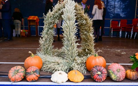 Erntekrone beim Erntedankfest 2023 auf der Bühne.