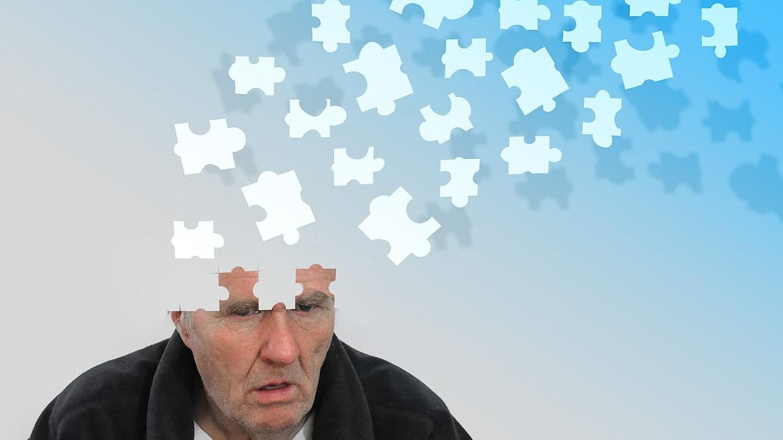 Am 21. September ist Welt-Alzheimertag: Mann sitzt und ihm fliegen die Gedanken weg.