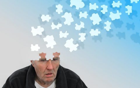 Am 21. September ist Welt-Alzheimertag: Mann sitzt und ihm fliegen die Gedanken weg.