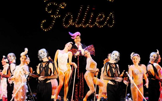 Thomas Maria Peters mit Ensemble in dem Musical Follies
