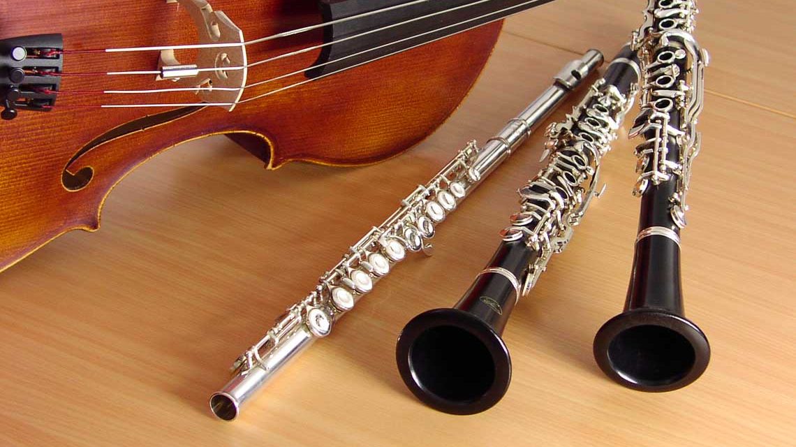 Instrumente, Flöten und Streichinstrument.
