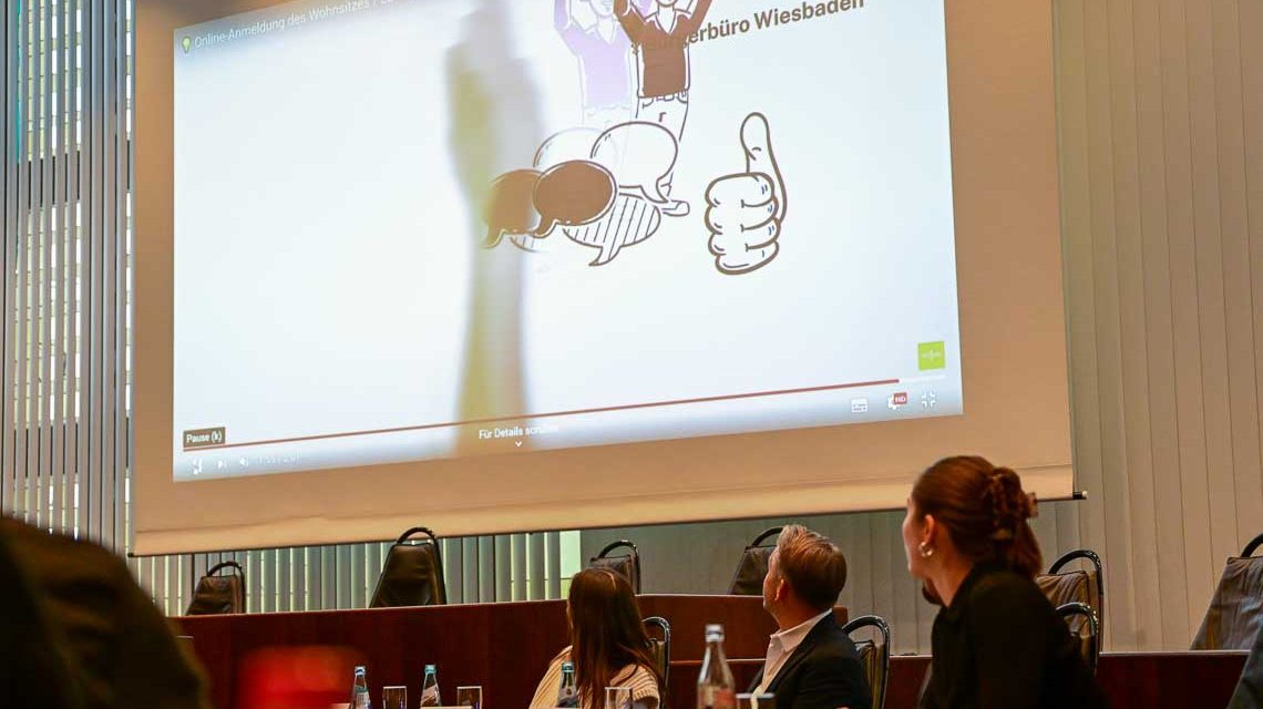 Präsentation des Online-Verfahrens bei An- und Ummeldung.