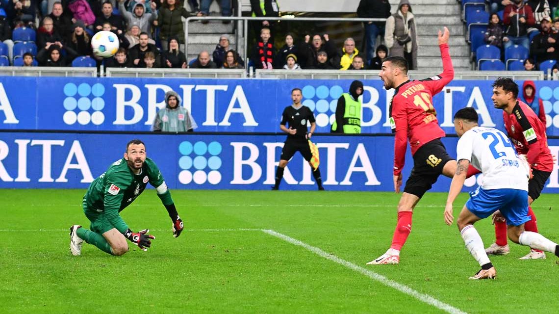 Ivan Prtajin köpft den Abpraller von Torwart Kolle zum 1:0 ins Tor.