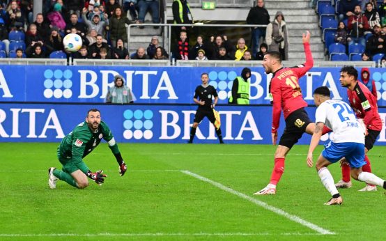 Ivan Prtajin köpft den Abpraller von Torwart Kolle zum 1:0 ins Tor.