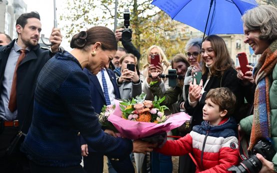 Kronprinzessin Victoria beim Bad in der Menge.