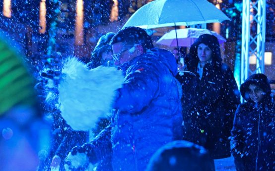 Ministerpräsident Boris Rhein bekommt einen Schneeball ab.