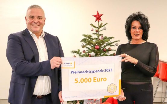 Sabine Schenk und Jörg Höhler bei der Scheck-Übergabe im Zwerg Nase-Zentrum