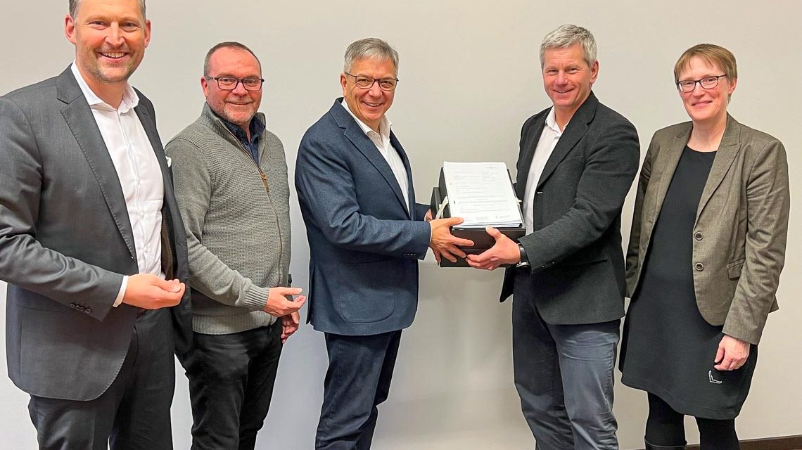 SEG-Geschäftsführer Roland Stöcklin, stellvertretender mattiaqua-Betriebsleiter Eric Alberti, Oberbürgermeister Gert-Uwe Mende, Baudezernent Andrea Kowol und Bauaufsichtsleiterin Sandra Matzenauer. ©2023 LH Wiesbaden