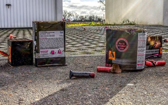 Feuerwerk Parken Auto, abgebranntes Feuerwerk vor Garage