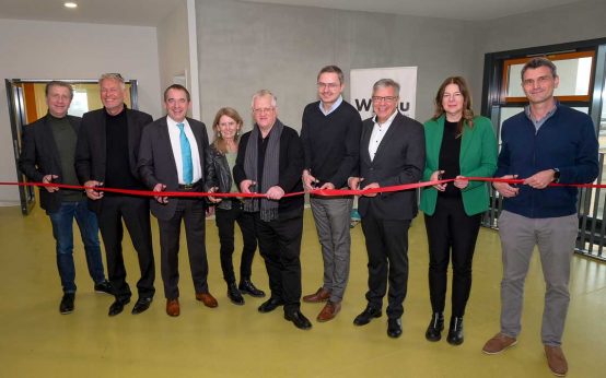Christoph Golla, Torsten Schön, Prof. Dr. Lorz. Monika Prager, Andreas Guntrum, Manuel Köhler, Gert-Uwe Mende, Christiane Hinninger, Tim Hassemer bei der Einweihung der Grundschule Breckenheim.