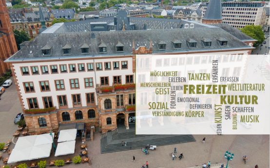 Das Bild zeigt das Rathaus in Wiesbaden und einen Hinweise auf das Freizeit und Kulturprogramm.