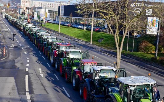 Hunderte Traktoren und LKW protestieren in Wiesbaden.