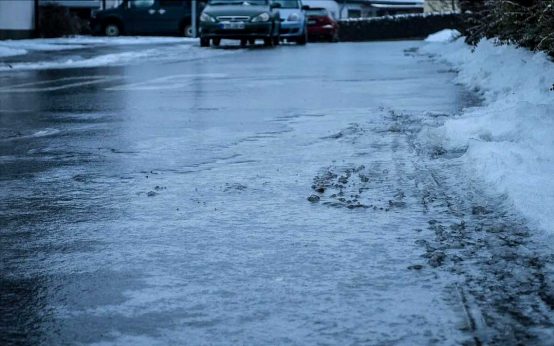 Glatte Straße, Glatteis, Blitzeis, Rutschpartie. Unwetterwarnung-