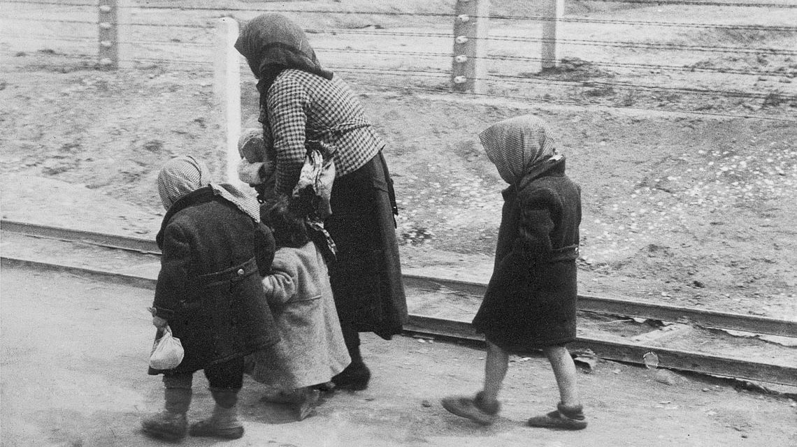 Alte Frau mit Kindern