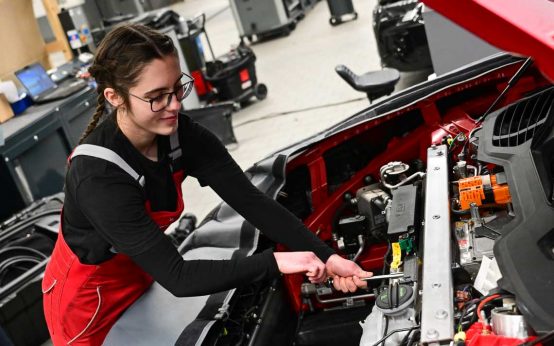 Maya Lemberg wechselt die Wärmepumpe aus.
