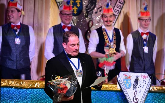 Axel Heilmann liest in der Bütt den Brief an seine Ehefrau laut vor.