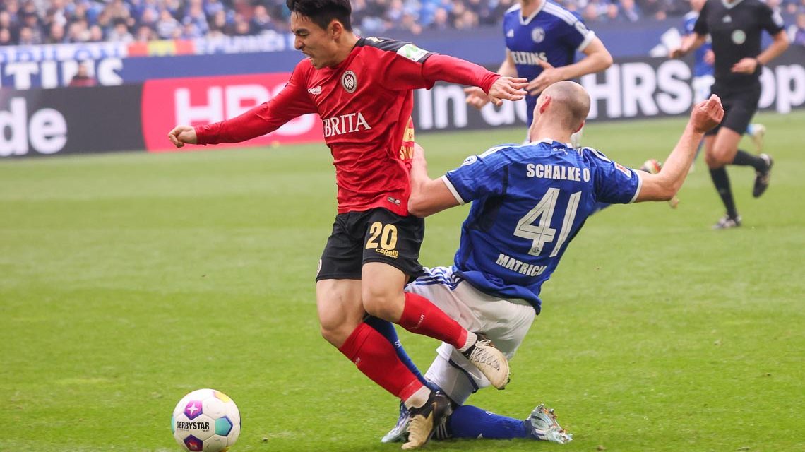 Hyun-Ju Lee im Zweikampf auf Schalke.