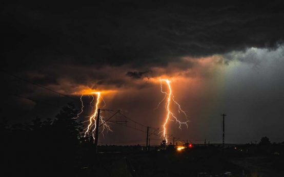 Sturm, Blitz, Gewitter, Regen: Ungemach droht.
