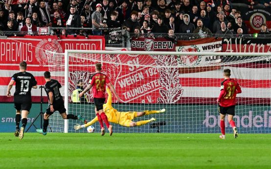 Koen Kostons schießt das 1:1 in der 39 Spielmninute.