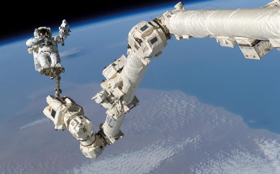 Astronaut arbeitet im Weltall. Schnell ist da was verloren.