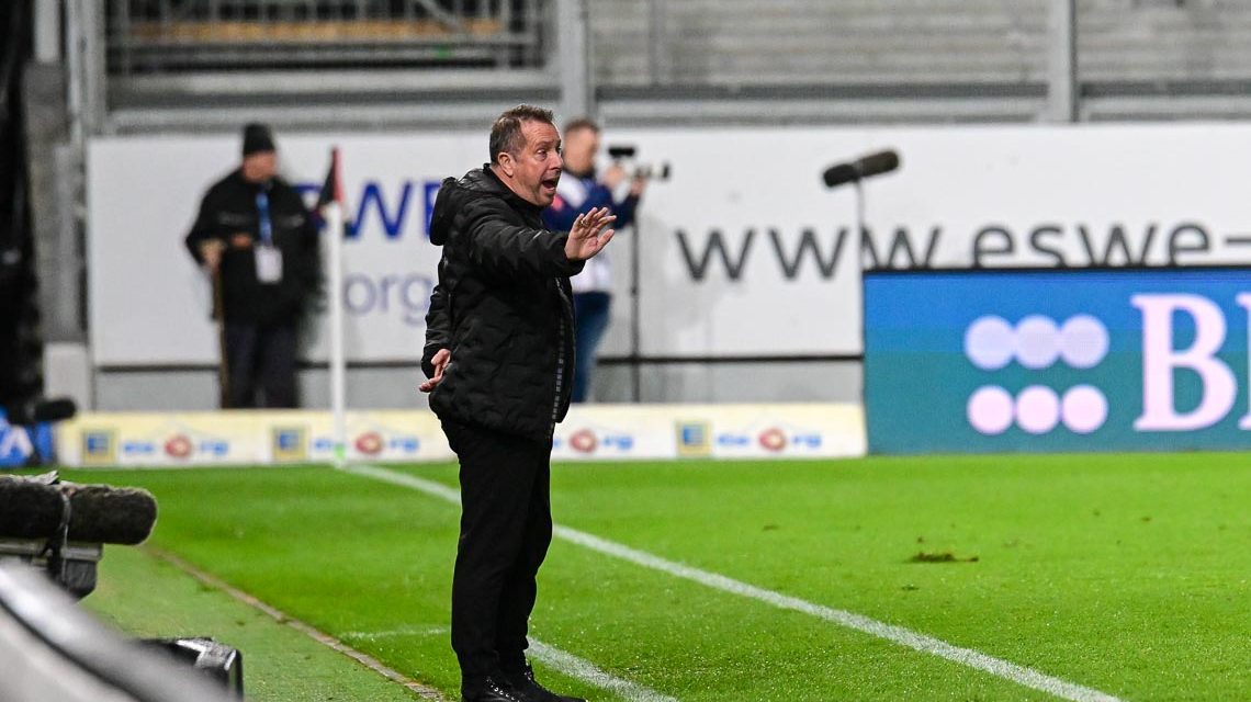 Markus Kauczinski an der Seitenauslinie.
