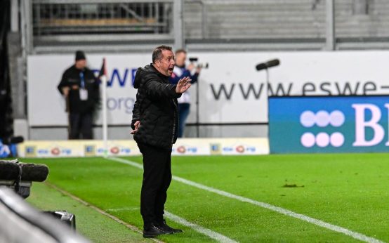 Markus Kauczinski an der Seitenauslinie.