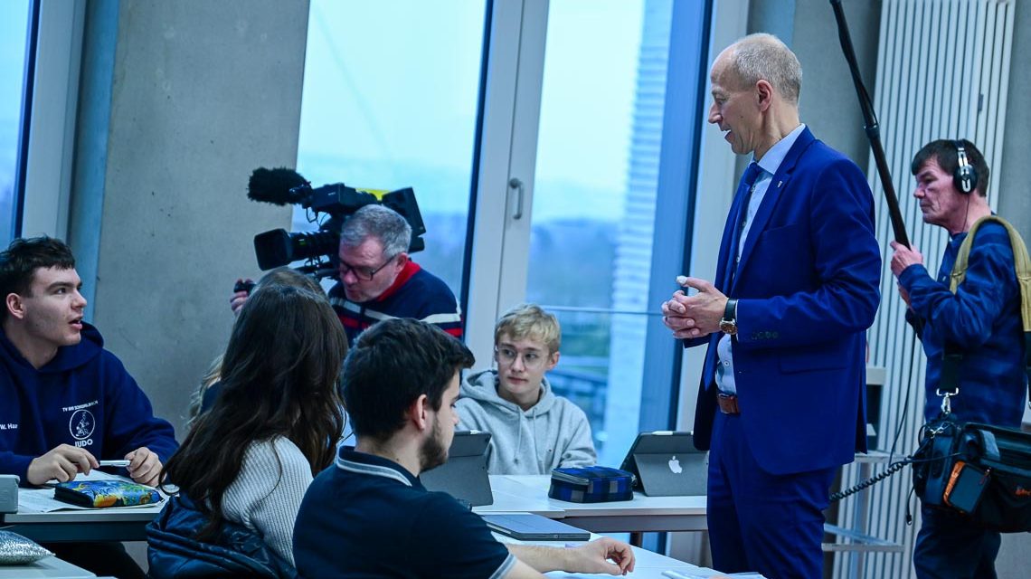 Minister Armin Schwarz im Austausch mit Schülern der Carl-von-Ossietzky-Schule