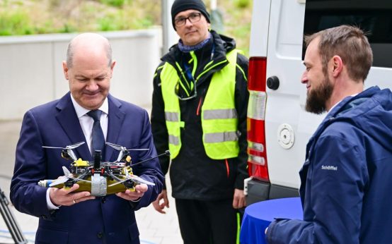 Bundeskanzler Olaf Scholz beim BKA mit einer selbstgebastelten Drohne.
