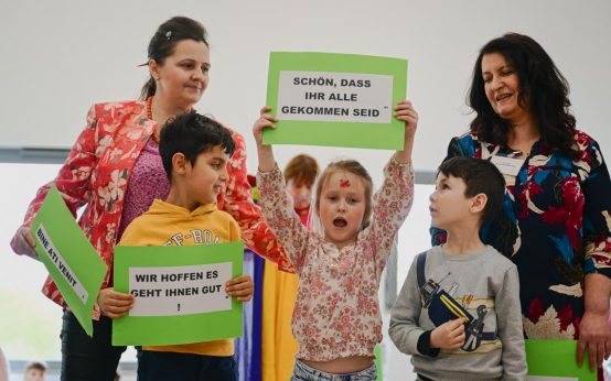 Kinder begrüßen die Gäste bei der Eröffnung der Kita Kurt-Becker Weg