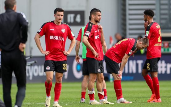 Der SVWW verliert gegen Holstein Kiel 0:1. Die Spieler können es noch nicht glauben.