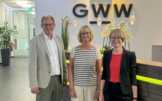 Thomas Keller, Frau Meute und Dr. Patricia Becher im Foyer der GWW.
