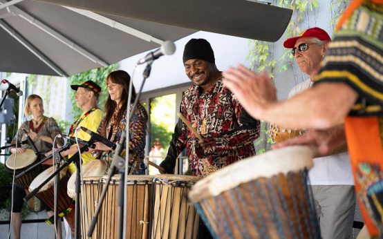 Archivfoto – Afrika Festival, Musik auf der Event-Bühne von Gramenz Galabau. Foto: Volker Watschounek