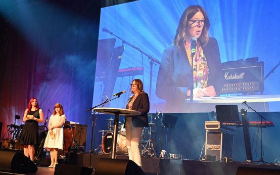Christiane Hinninger begrüßt die Teilnehmer der Connichi im RMCC