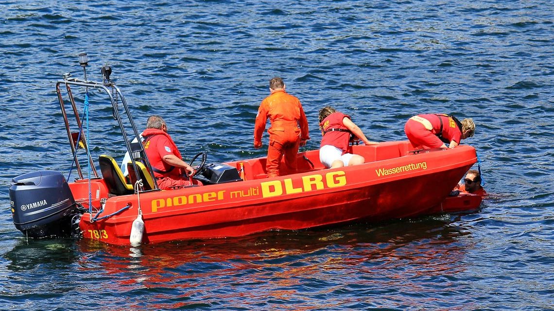 DLRG Rettung am Rhein. Schwimmen im Rhein.