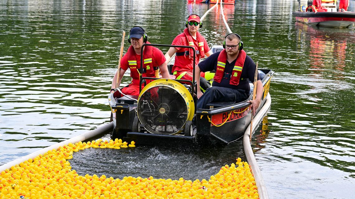 Trotz Aufregung durch eine Haifischflosse war das Rennen ein voller Erfolg. Gewinner erfuhren teils aus den Medien von ihrem Glück.