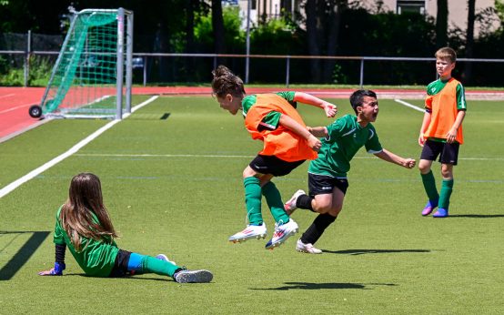 Spiel in der Gruppenphase, Spieler schießt das 1:0 und jubelt.