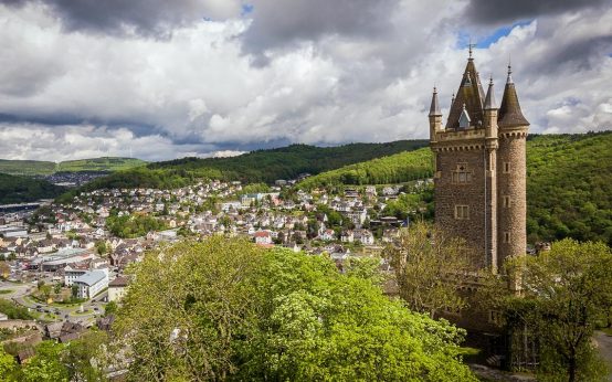 Dillenburg, Der Wilhelmsturm Front über der Stadt.