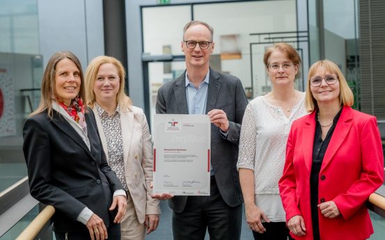 Nassauische Sparkasse; Anja Siehoff (Gleichstellungsbeauftragte), Alexandra von Dziegielewski (Personalleiterin), Marcus Nähser, Kirsten Gronmeier (Mitarbeiterin Gleichstellungsbeauftragte) und Monika Böcher (Gleichstellungsbeauftragte) (v.l.n.r.).