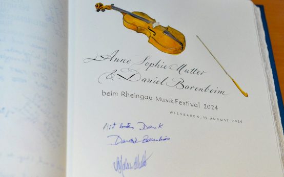 Anne-Sophie Mutter und Daniel Barenboim tragen sich in das Gästebuch der Stadt Wiesbaden ein