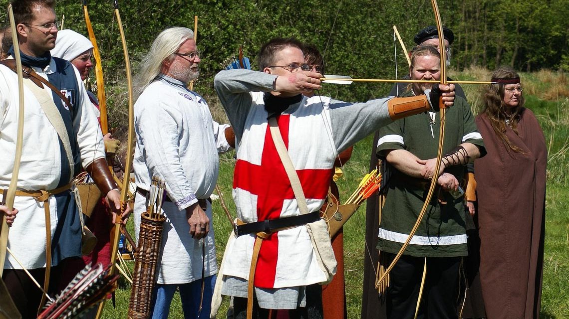 Burgfest in Frauenstein, mit Bogenschießen.