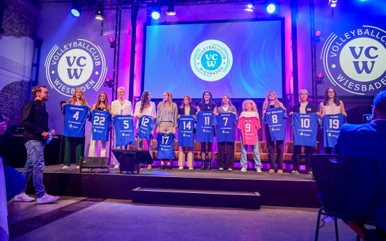 VC Wiesbaden, Mannschaft 2024.2025: Rachel Anderson, Tanja Großer, Hannah Hartmann, Nina Herelová, Celine Jebens, Ana-Marija Jonjev, Gréta Kiss, Olivia Rusek, Rene Sain, Anneclaire Ter Brugge, Jonna Wasserfaller, Adriana Wełna