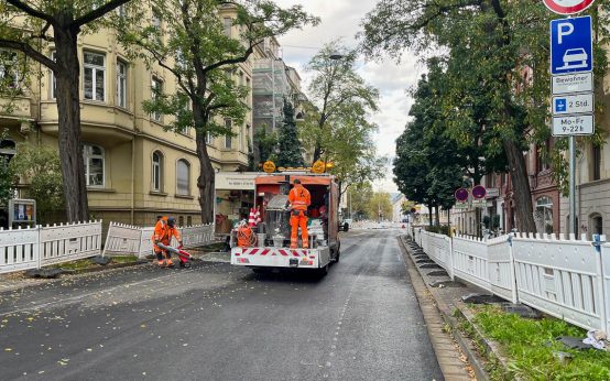 Mitarbeiter vom Tiefbau-Vermessungsamt beseitigen die Straßensperren.