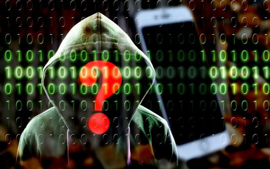 Cyber-Angriff durch Social Engineering. Datenklau, Mann nicht zu erkennen, ein Handy und binärer Code.